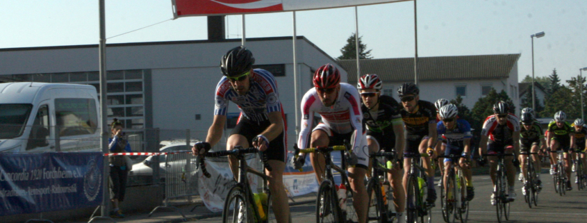 C-Klasse Rennen Rheinstetten Cup 2016 Steffen Roessler fuehrt das Feld an
